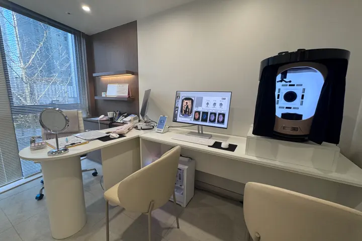 Monitors and diagnostic equipment installed at a consultation desk