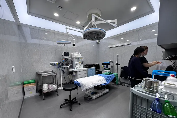Surgical light and anaesthesia equipment installed in an operating room