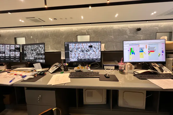 A control desk that brings several screens together in one place